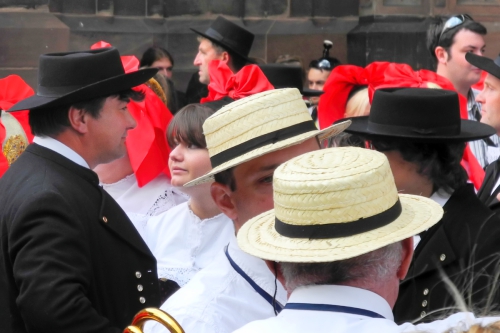 2024  Schwarze und weiße Hüte