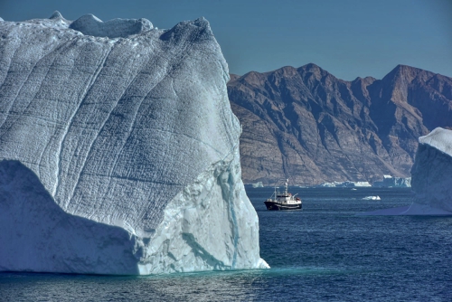 Eisberg mit Schiff Uummannaq