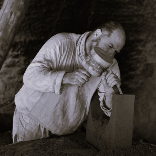 Steinmetz bei der Arbeit 