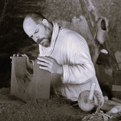 Steinmetz bei der Arbeit 